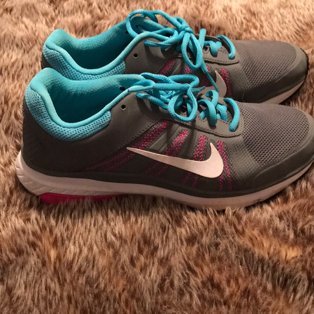 Tennis shoes